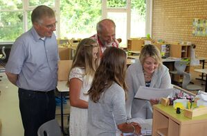 Katja Mast mit dem Schulleiter Andreas Petermann, Gemeinderat Klaus-Rüdiger Kluge und zwei Schülerinnen