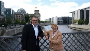 Katja Mast und Patrick Gramalla vor den Gebäuden des Bundestages
