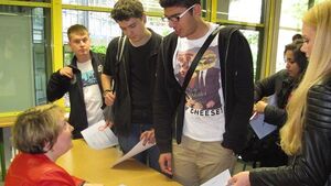 Schülerinnen und Schüler des Fritz-Erler-Gymnasiums beraten Abgeordnete