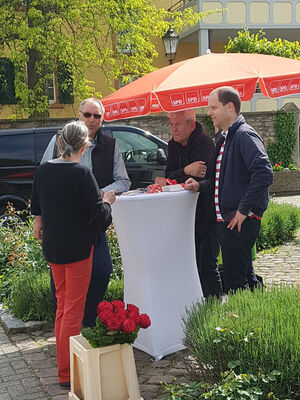 Eine interessierte Bürgerin im Gespräch mit den Gemeinderatskandidaten