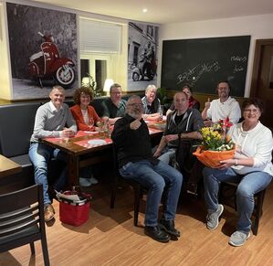 Das neuen Vorstandsteam mit Geehrten und Neumitgliedern