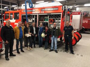 Feuerwehr-Kameraden und SPD Mitglieder im Gerätehaus Bühl-West